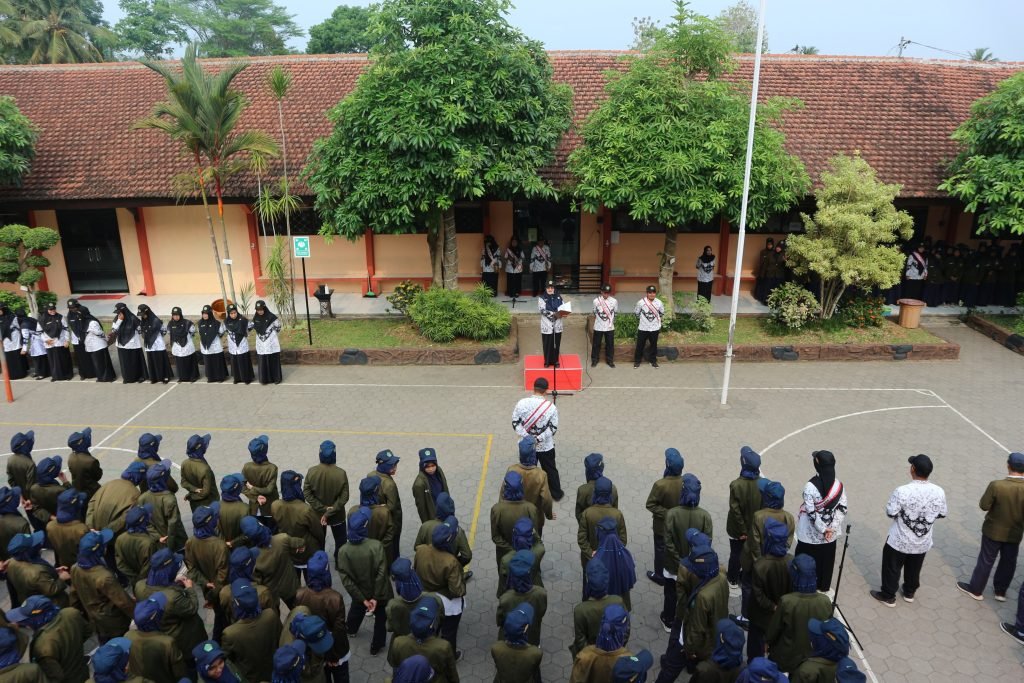 Upacara Peringatan Hari Guru Nasional di MTsN 8 Banyuwangi: "Guru Berdaya, Indonesia Jaya"
